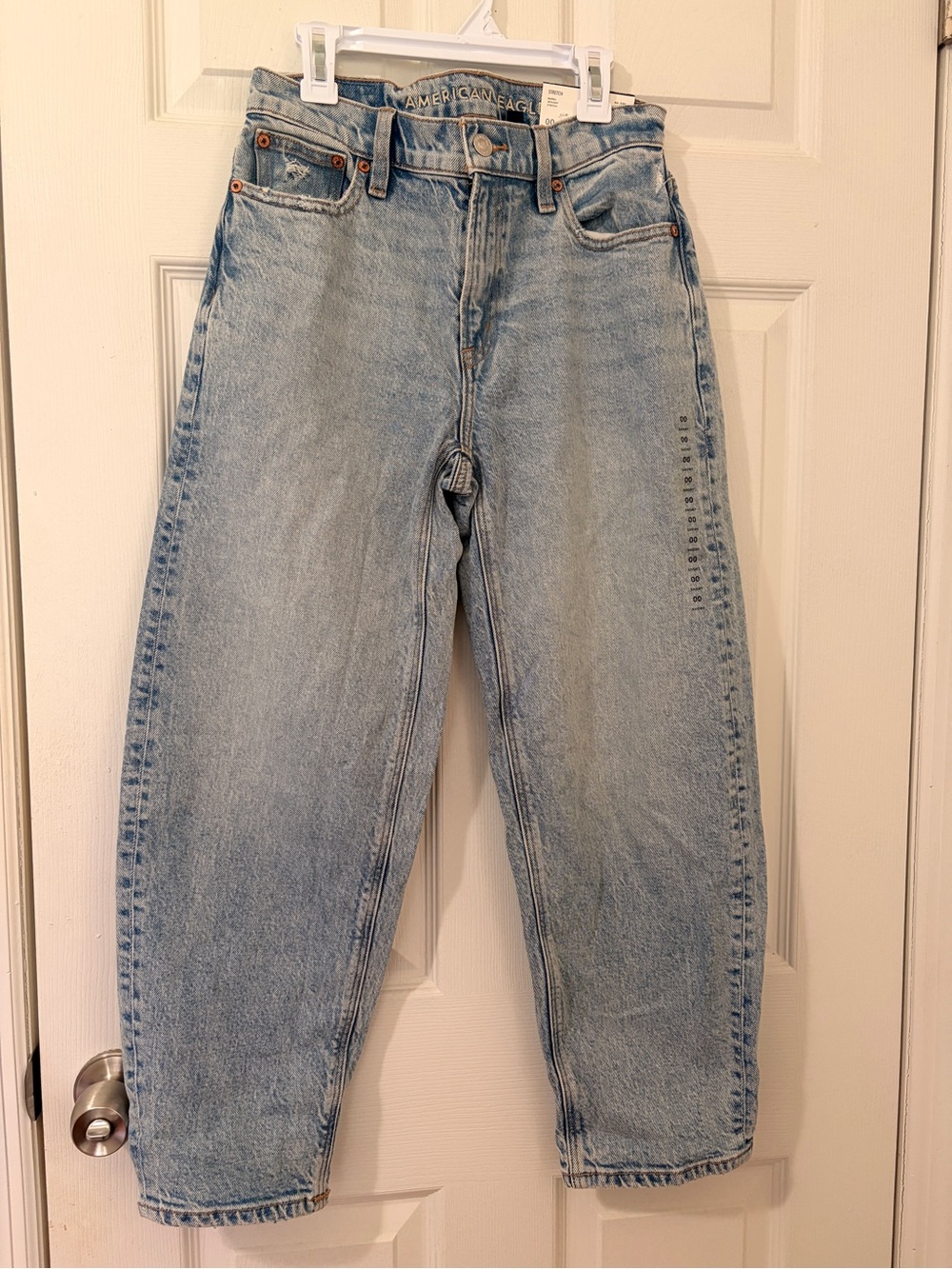 American Eagle Outfitters Light Wash Barrel skylight stretch .24W